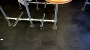 Galvaniserede barstole og borde.